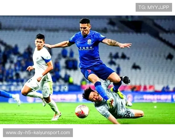 上海申花拉唐前场高位抢断制造反击机会：新战术理念引领球队崛起