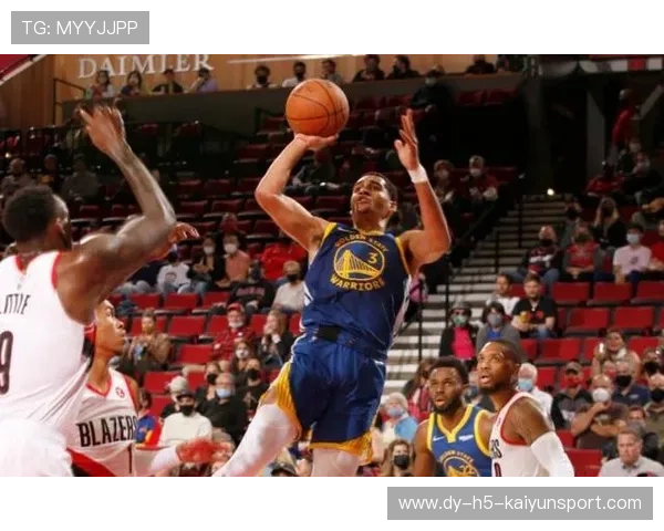 库里造犯规稳稳罚中，勇士用罚球巩固优势